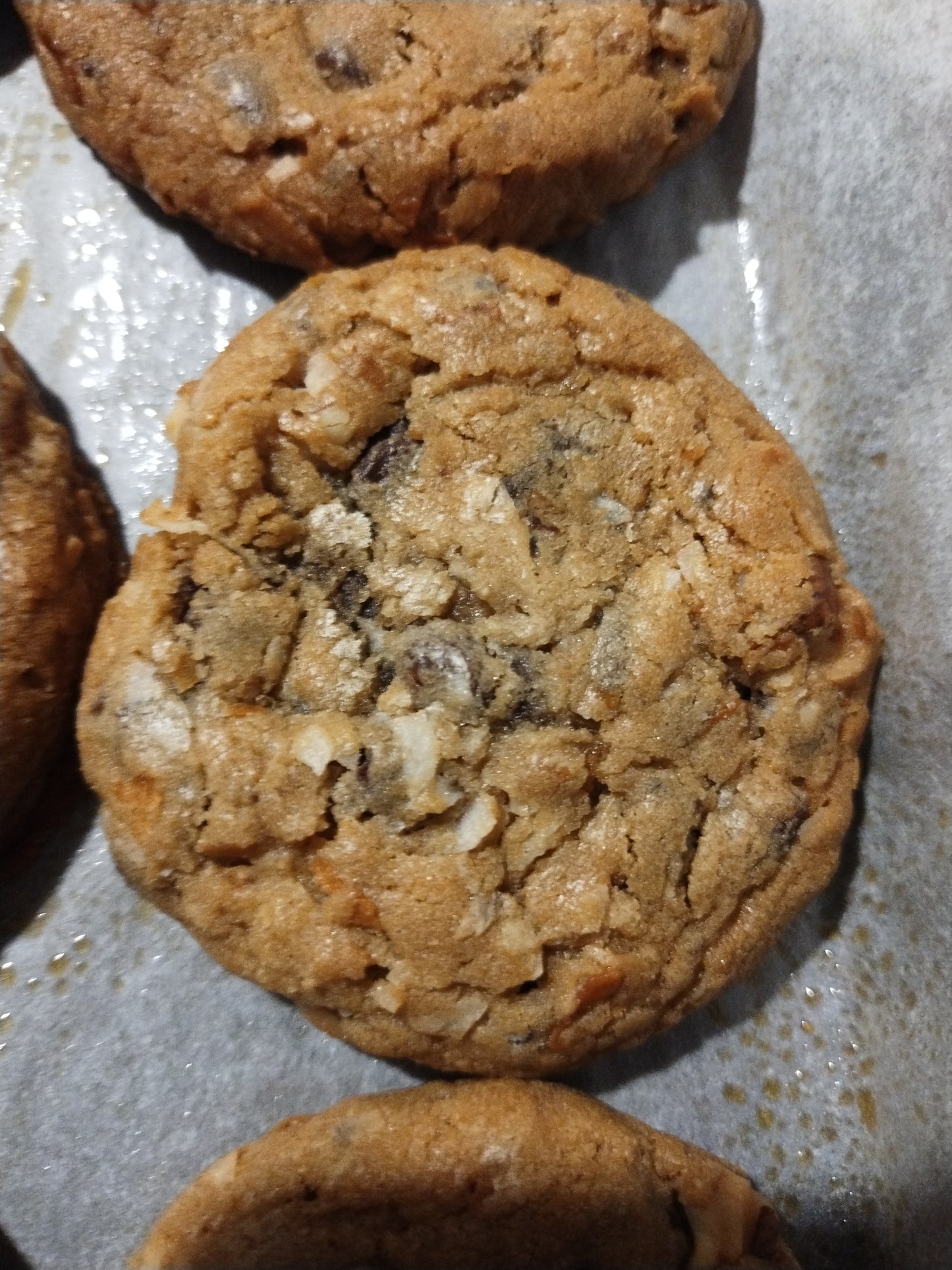 Chocolate chip, coconut and walnut cookies.. 🍪 One dozen of yummyness mixed together.