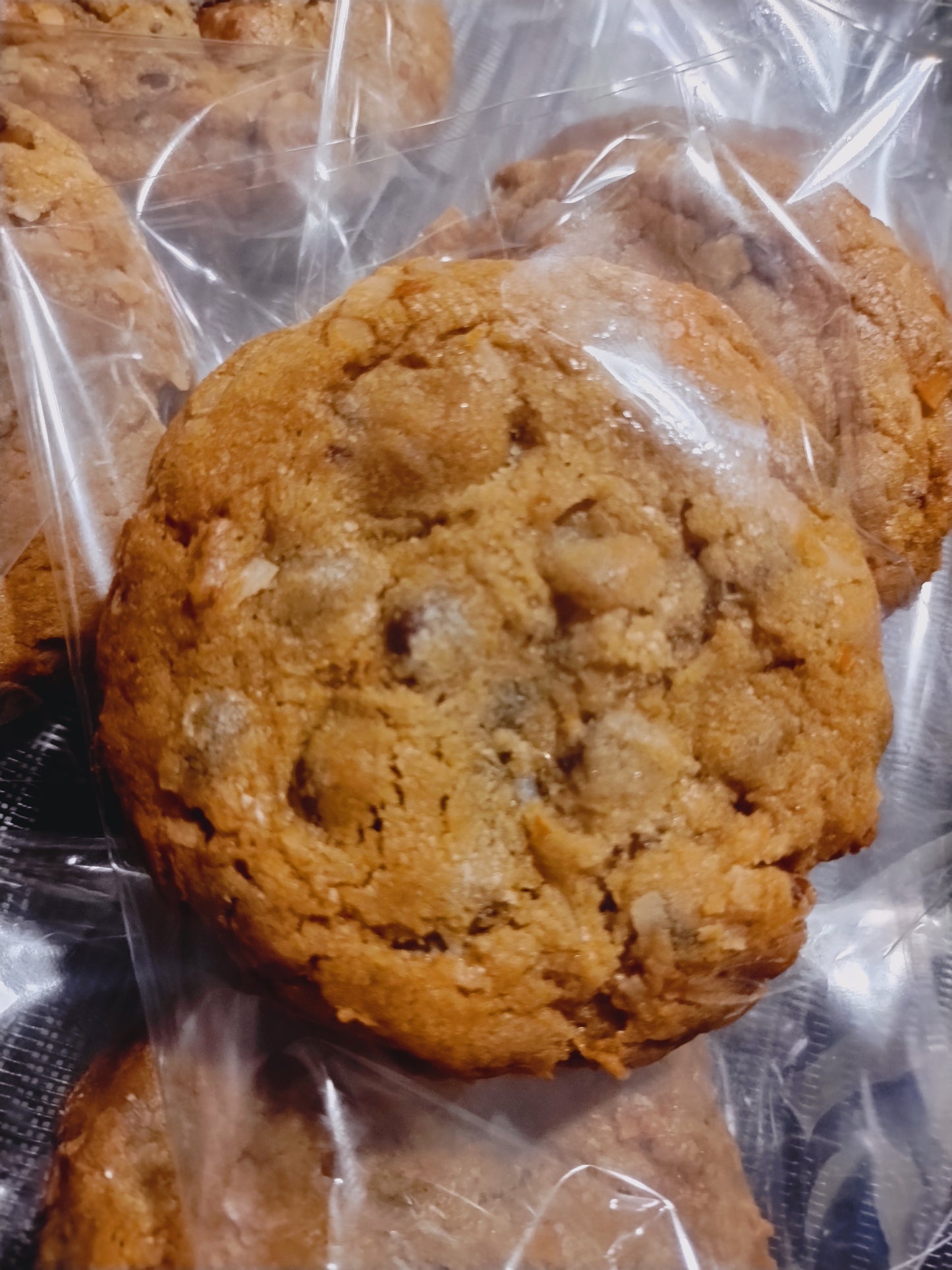 Chocolate chip, coconut and walnut cookies.. 🍪 One dozen of yummyness mixed together.