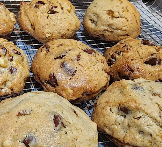 Chocolate chip, coconut and walnut cookies.. 🍪 One dozen of yummyness mixed together.